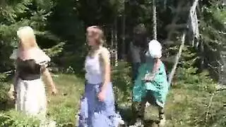 إباحية خشنة في الغابة: رجلان يشاركان ويملآن ثلاث فتحات مبللة