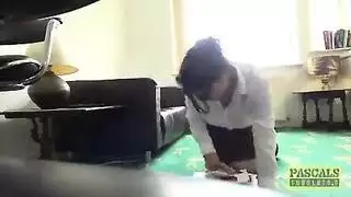 نيكة على الأريكة: عاهرة إنجليزية تحصل على سائل منوي على وجهها