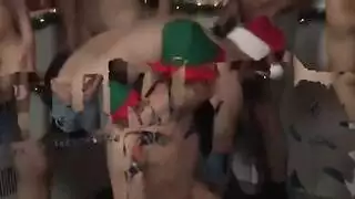 نهاية العام الجماعية الصعبة: حفلة إكس إكس إكس للشباب المثيرين