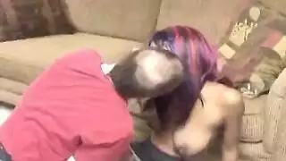 العاهرة الراضية تحصل على صديق جشع يتوسل لمزيد من الجنس المجاني