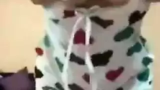 عاهرة كاميرا من الخليج تظهر ثدييها الضخمين في بث صريح