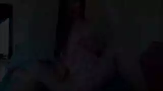 لعب مثار على السرير: إدخال الأصابع في الفتحتين والأنين