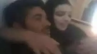 تقبيل وطحن مع عراقية محجبة مثيرة في مشهد إباحي