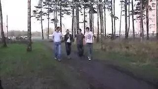 إباحية في السيارة: عاهرة ذات أثداء كبيرة تواجه شابين ساخنين