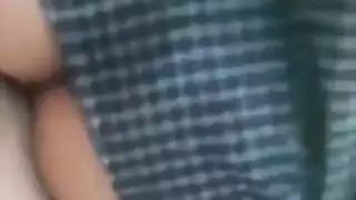 جلسة نيك صحراوية جامحة: فتيات الجامعة العاهرات يتم تعريقهن بشباب عرب