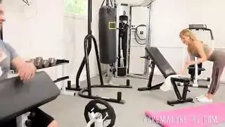 كوغار جشعة في دانتيل أحمر تجمع السائل المنوي من فحول عديدة، جنساً واحداً في كل مرة