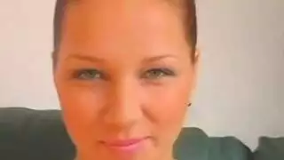 فتاة سمراء مفلسة تأخذ شرج قاسي في الطابق السفلي