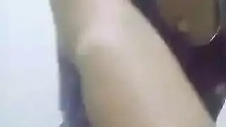 جنس فموي سحاقي: الفتاة النحيفة ورفيقتها في السكن في فيديو صريح