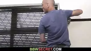 شقراء كبيرة الصدر ترتدي نظارات تأخذ القضيب بمهارة محترفة