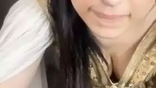 ابن يفتش في هاتف أمو يصيب صورة عارية لها ويهددها بالنشر