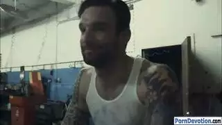 عاهرة بالوشم تحتاج إلى جماع قوي، السائق يمنحها فعلًا صارخًا