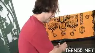 فتاة سمراء مكتنزة تتوق لجنس شرجي صارخ