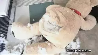 خائنة صغيرة تمارس الجنس مع أفضل أصدقاء حبيبها مجددًا في مشهد إباحي