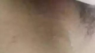 كس نيكيتا الداكن يحصل على يد خشنة