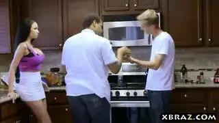 صديقة كرو باي الجريئة تخضع لاختراق مزدوج قاسي في تصوير فيلم بورنو سري