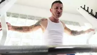 يوم السبا الفاخر ينتهي بحلقها عميقاً على زب رئيسها في الاستوديو