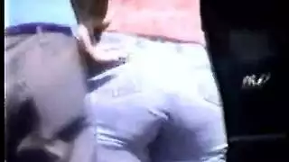 إباحية الصباح: مراهقة شقراء تتباهى بجسمها المثالي بنطال جينز