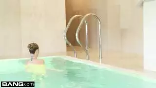 مشهد إيلاج مزدوج صريح: رجلان يمارسان الجنس معها بعمق في ثنائي عنيف