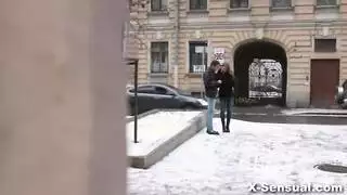 فتاة رائعة تكشف عن مهبلها الضيق في مشهد إباحي