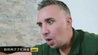 فتحة ضيقة دُمّرت بقضيب بورنو ضخم قاسي