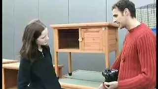 عاملة منزلية إسبانية تستقبل حمولة في مشهد الغسيل المثير