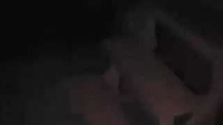 أفلام إباحية في حظيرة الحيوانات: يركبها مثل الماشية