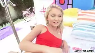 ترتد سماء داكوتا الكبيرة لأعلى ولأسفل على ثور البلياردو وتغرق في العمق