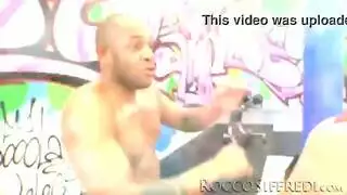 عاهرة بيضاء ترتدي جوارب طويلة تركض فوق قضيب أسود كبير بوضعية رعاة البقر العكسية