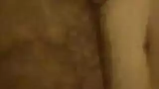 حلوة ناضجة تبرز شقها الناعم المبلل