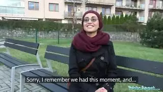 مال مقابل قذفة: تحلب قضيبي مقابل المال