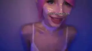 سمراء ضخمة الثدي تخضع لجلسة نيك صعبة بين ثدييها