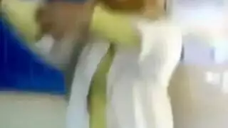 بنت في مدرسه حيحنه علي الطالب