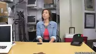 زوجة ابوه تذهب الى الطبيب حتى تكبر كسها مترجم
