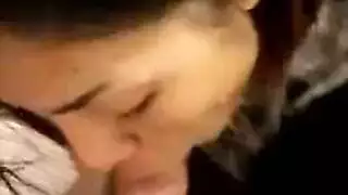 استحمام وجنس: فتاة ساخنة مدخنة تُنكح في حوض ضخم بجانب المسبح