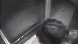 بورن في مصعد عام: وضعية الكلب الخشنة والإمساك بالثدي