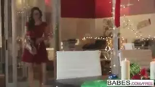 بورن عيد الميلاد: فتاة الفستان الأحمر تأخذ عدة قذفات