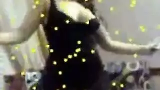 راقصة مغربية غريبة تجثو على ركبتيها لمشهد مص عميق