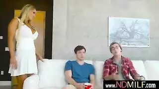 زوجة الأب الساخنة تكشف عن ثدييها المشدودين وتتلقى قضيبًا قاسيًا