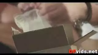 أسترالي مثير يرضي زوجته بلعبة بطانية جريئة