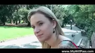 فتاة شقراء غنية تستمني فرجها العاري في منزل ضخم بورن