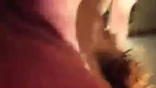 أمي الروسية شعر داكن نائب الرئيس الشرب