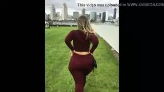 ملكة المصارعة تُمسَد من الخلف