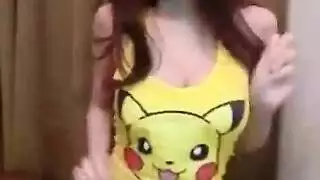 شابة تحصل على إنهاء سميك على وجهها