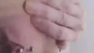 فتاتان شقيتان تقومان بالشفط واللعنة مثل الحيوانات أمام الكاميرا مجانًا