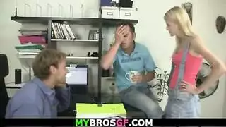 أم نحيلة ومراهقة عاهرة تمارسان الجنس الحيواني العنيف