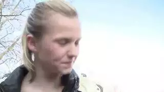 بيلا تمارس العادة السرية عارية في الهواء الطلق