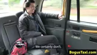 مغامرة السيارة الحارة للزوجين: لحس الطيز وسكس عنيف