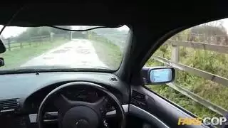 شرطي مزيف ينيك الفتاة الممحونة التي تطلب مساعدته نااار