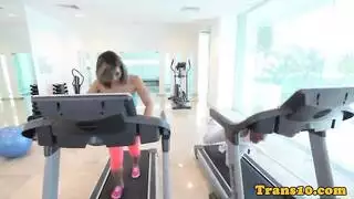 جماع جامح مع المتحولين: مص وعمل أصابع حميم