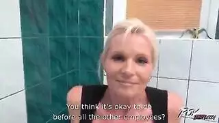 العاهرة تأخذ كل شيء: فارس عضلي يضاجعها حتى فقدان الوعي